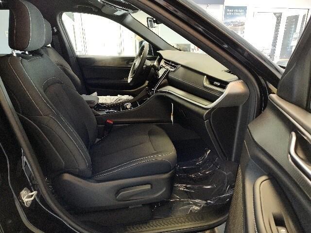 new 2025 Jeep Grand Cherokee car, priced at $40,415