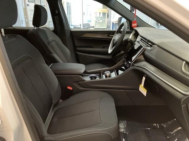 new 2025 Jeep Grand Cherokee car, priced at $37,820