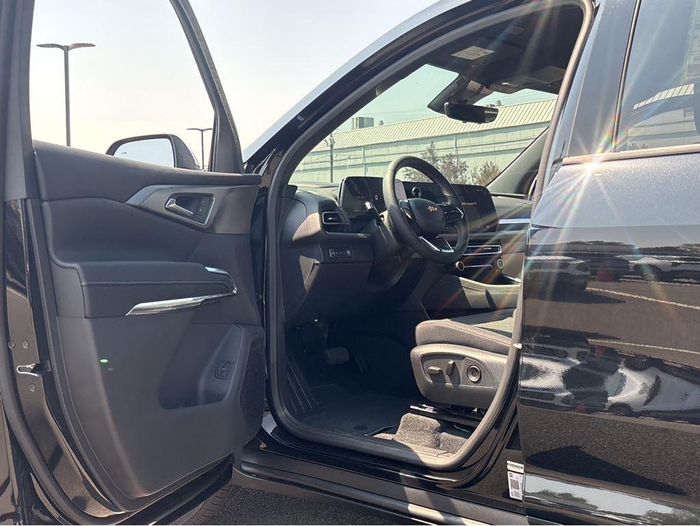 new 2026 Chevrolet Traverse car, priced at $46,215