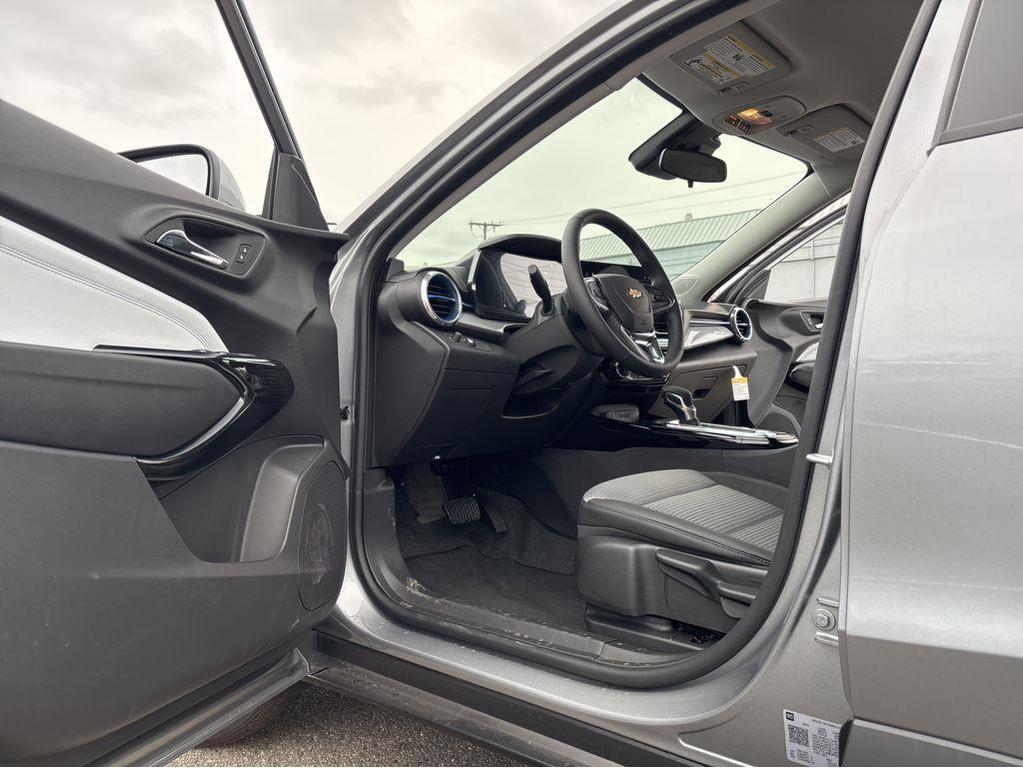 new 2025 Chevrolet Trax car, priced at $25,804