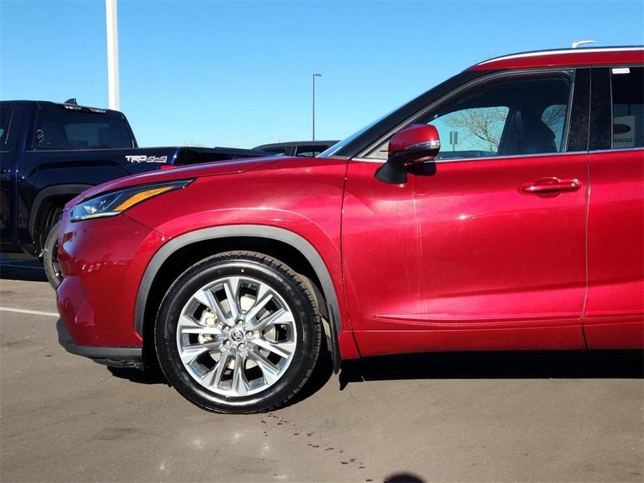 used 2022 Toyota Highlander car, priced at $40,292