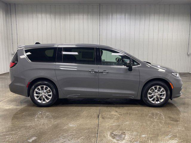 new 2025 Chrysler Pacifica car, priced at $44,386