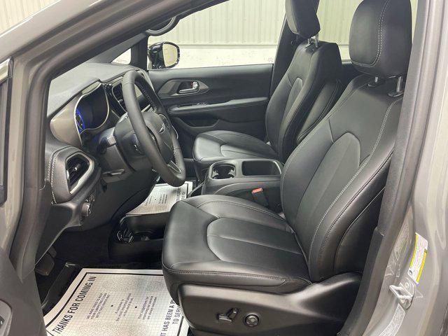 new 2025 Chrysler Pacifica car, priced at $45,886