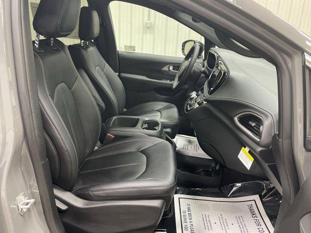 new 2025 Chrysler Pacifica car, priced at $44,386