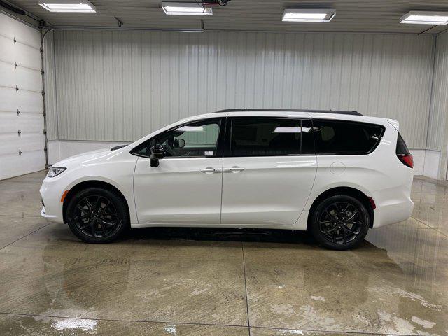 new 2024 Chrysler Pacifica car, priced at $53,166