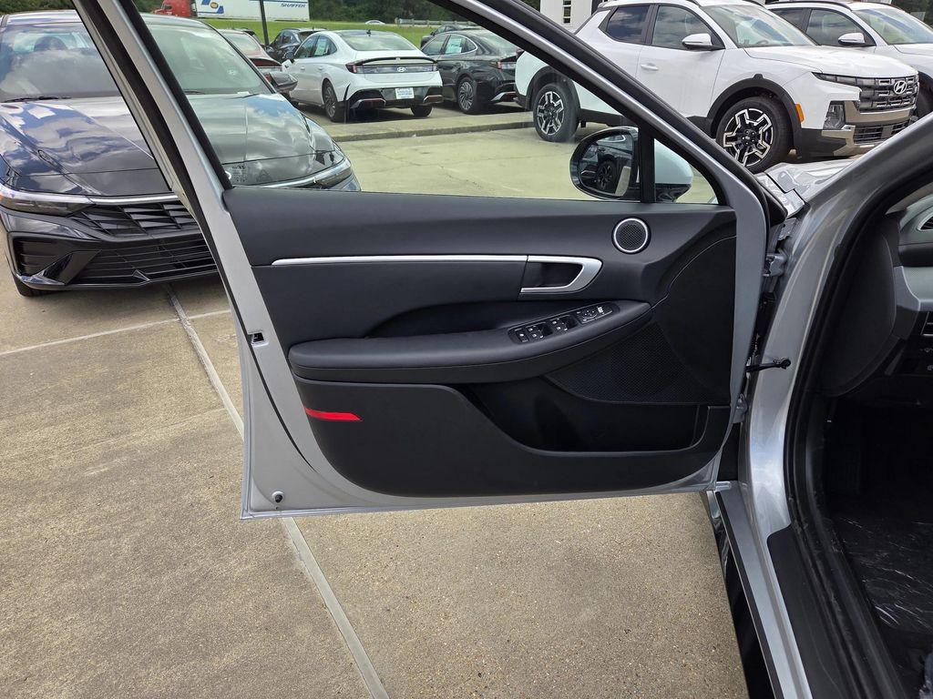 new 2025 Hyundai Sonata Hybrid car, priced at $33,065