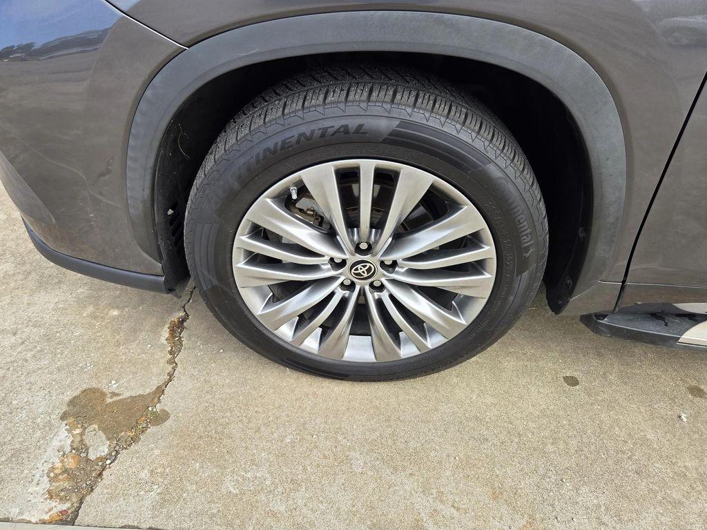 used 2021 Toyota Highlander car, priced at $29,880