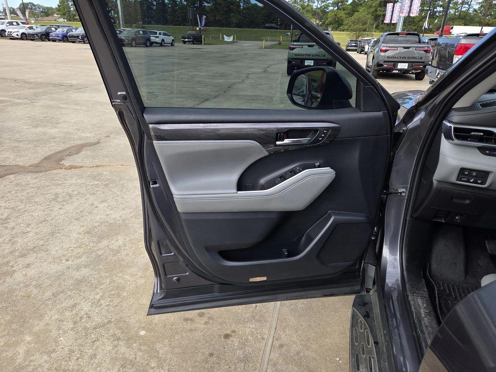 used 2021 Toyota Highlander car, priced at $29,880