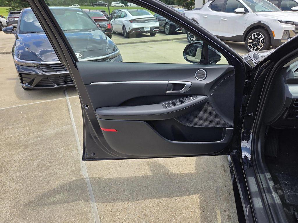 new 2025 Hyundai Sonata Hybrid car, priced at $33,070