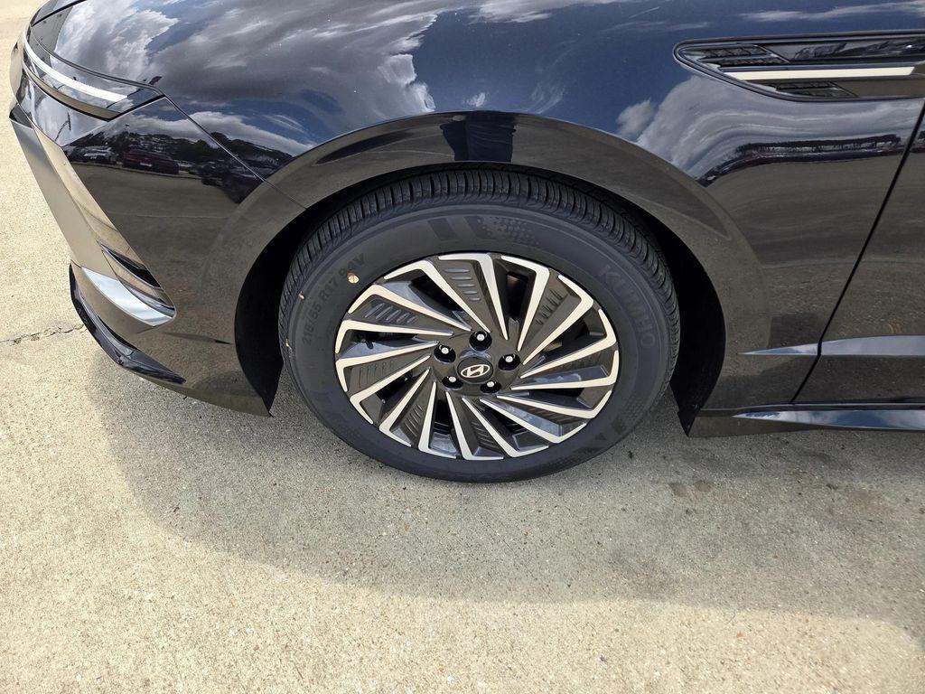 new 2025 Hyundai Sonata Hybrid car, priced at $33,070
