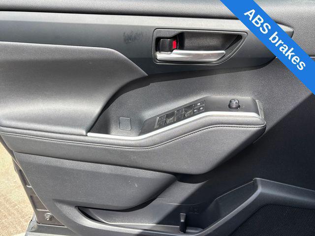 used 2023 Toyota Highlander car, priced at $40,500