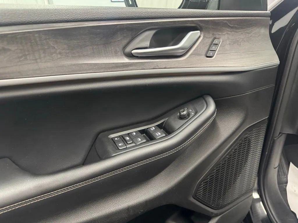 used 2024 Jeep Grand Cherokee car, priced at $28,995