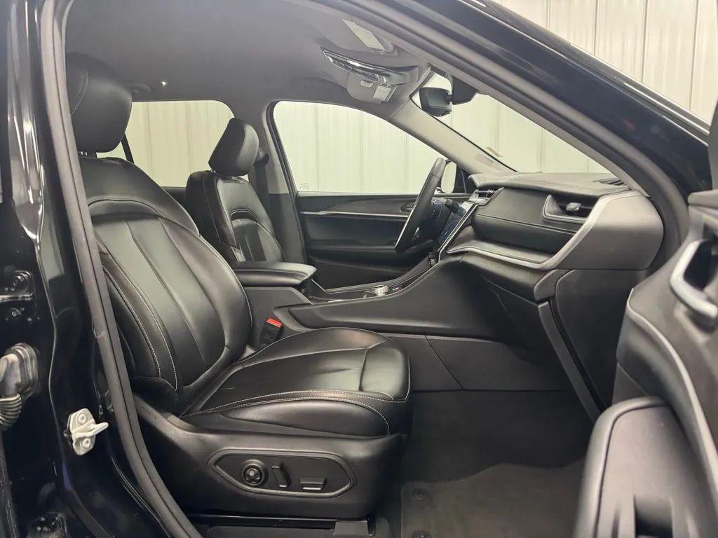 used 2024 Jeep Grand Cherokee car, priced at $28,995