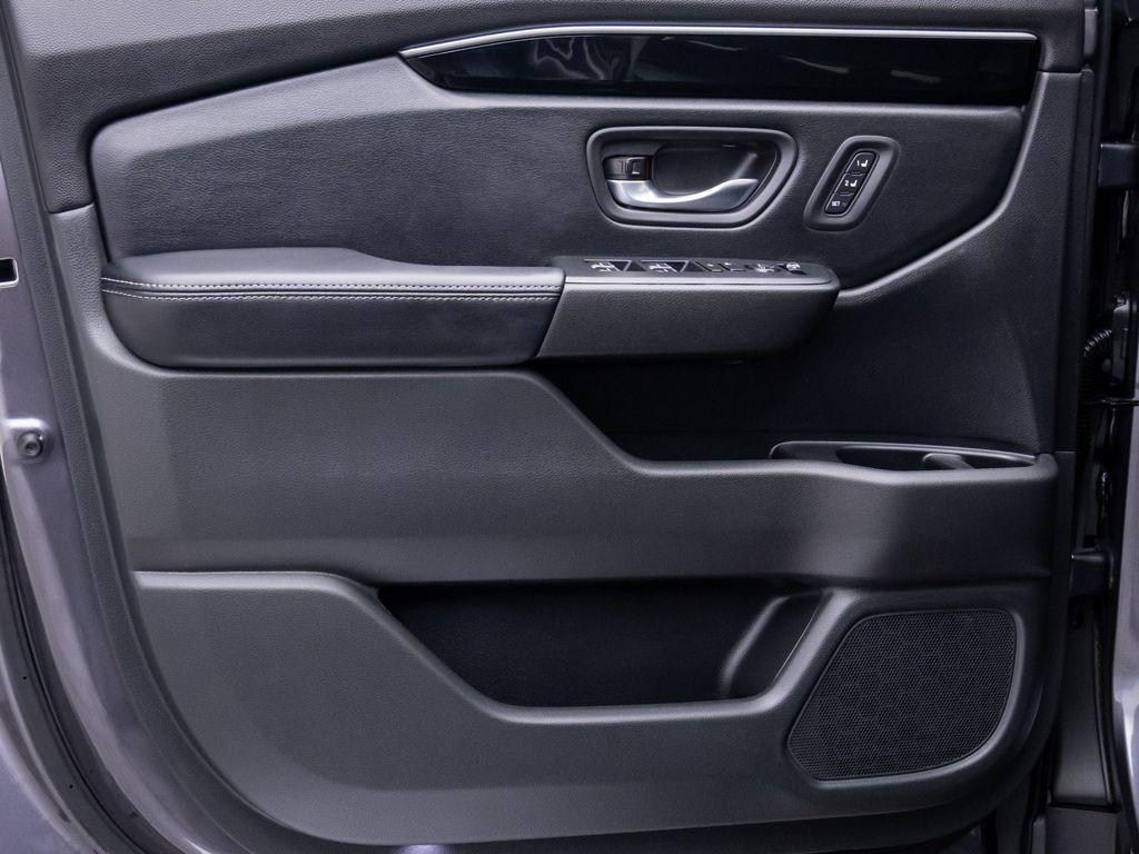 new 2025 Honda Pilot car, priced at $49,095