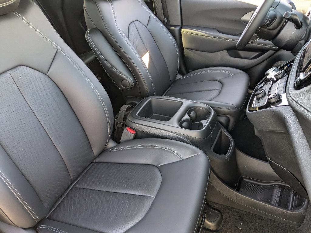 new 2025 Chrysler Pacifica car, priced at $40,891