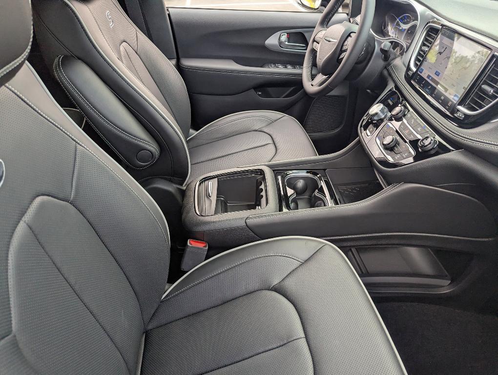 new 2025 Chrysler Pacifica Hybrid car, priced at $53,756