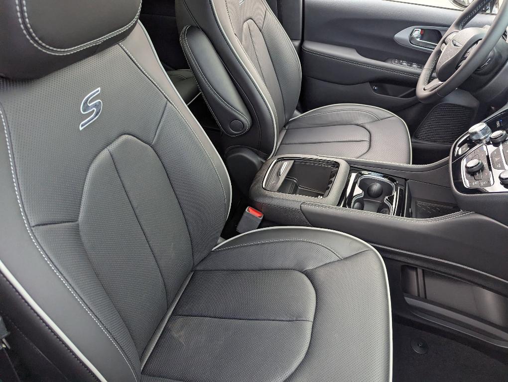 new 2025 Chrysler Pacifica Hybrid car, priced at $53,756