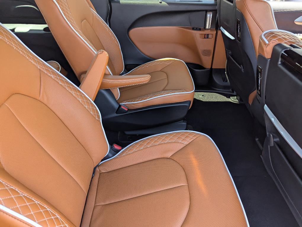 new 2025 Chrysler Pacifica Hybrid car, priced at $55,541