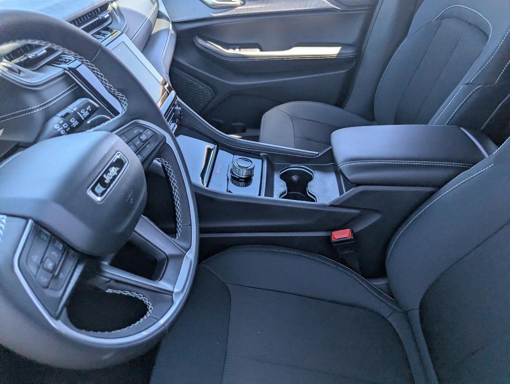 new 2025 Jeep Grand Cherokee car, priced at $35,181