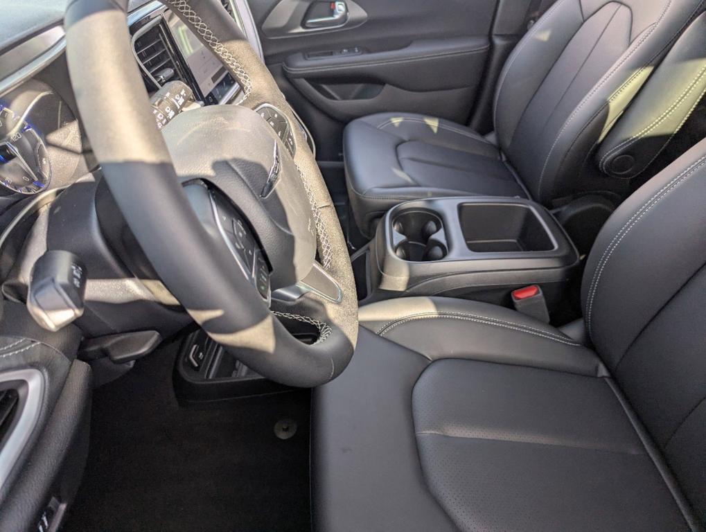 new 2025 Chrysler Pacifica car, priced at $40,891