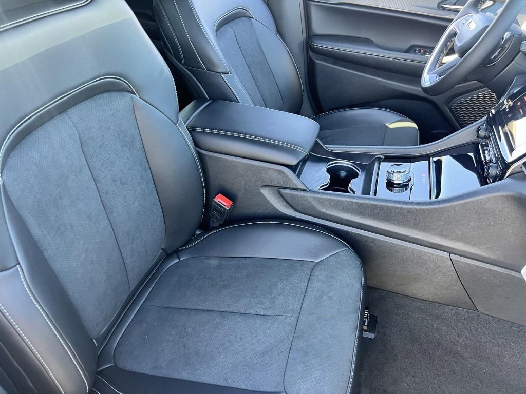 new 2025 Jeep Grand Cherokee car, priced at $39,600