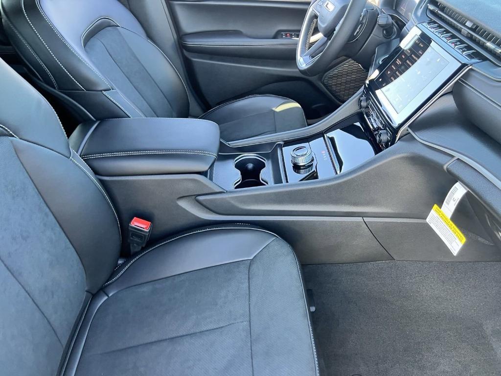 new 2025 Jeep Grand Cherokee car, priced at $39,600