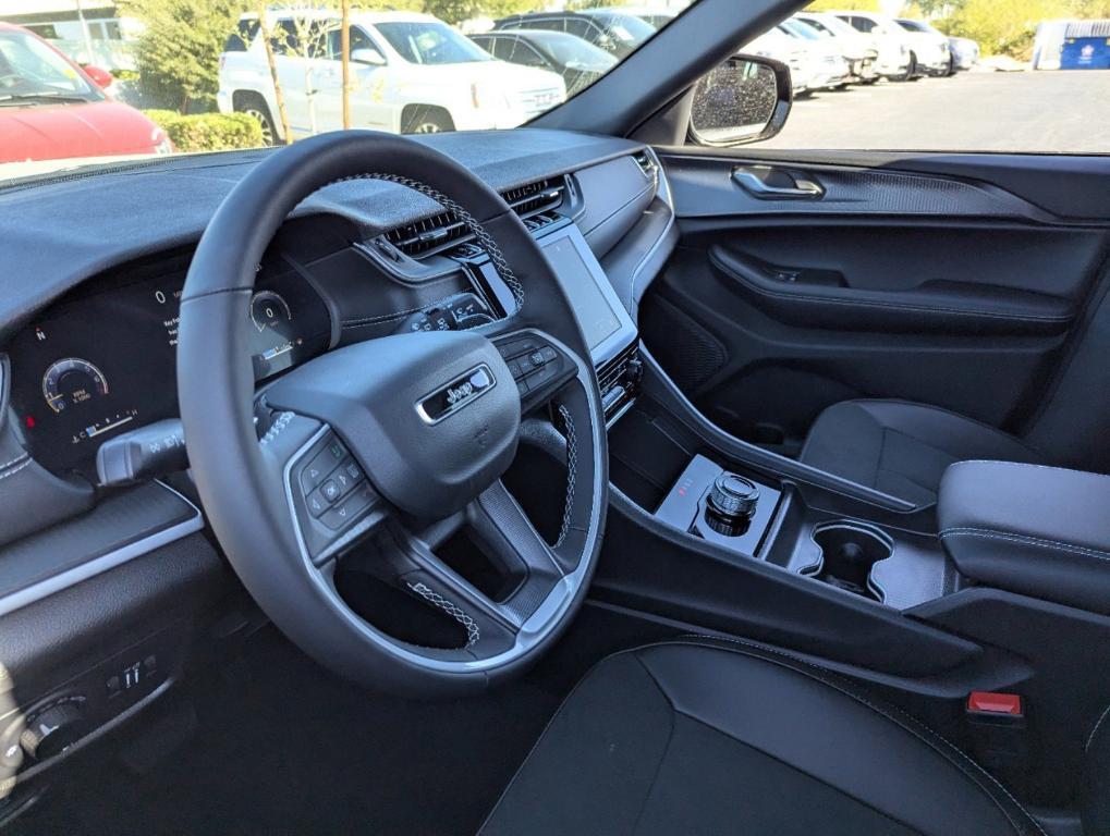 new 2025 Jeep Grand Cherokee car, priced at $41,000