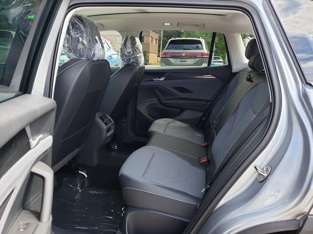 new 2025 Volkswagen Tiguan car, priced at $35,678