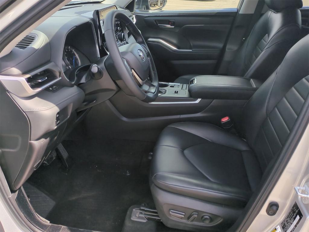 used 2022 Toyota Highlander Hybrid car, priced at $39,000