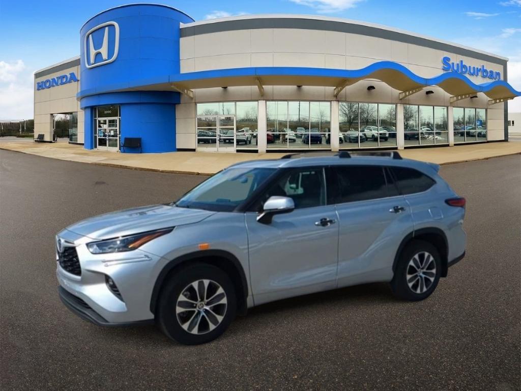 used 2022 Toyota Highlander Hybrid car, priced at $39,000