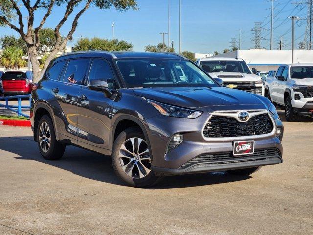 used 2022 Toyota Highlander car, priced at $31,994