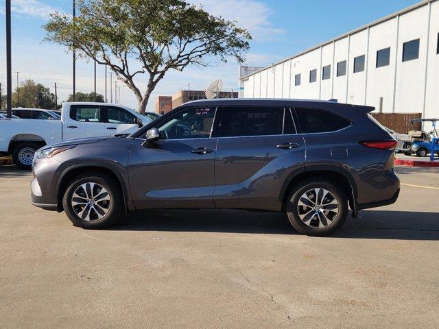 used 2022 Toyota Highlander car, priced at $30,995