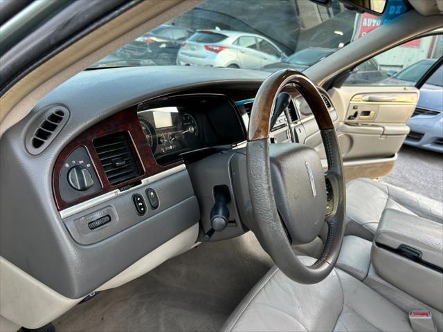 used 2006 Lincoln Town Car car, priced at $3,995