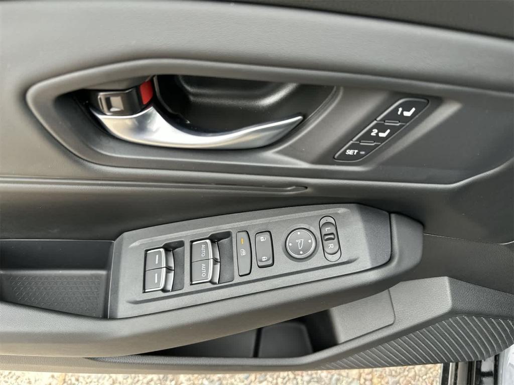 new 2025 Honda Accord Hybrid car, priced at $35,248