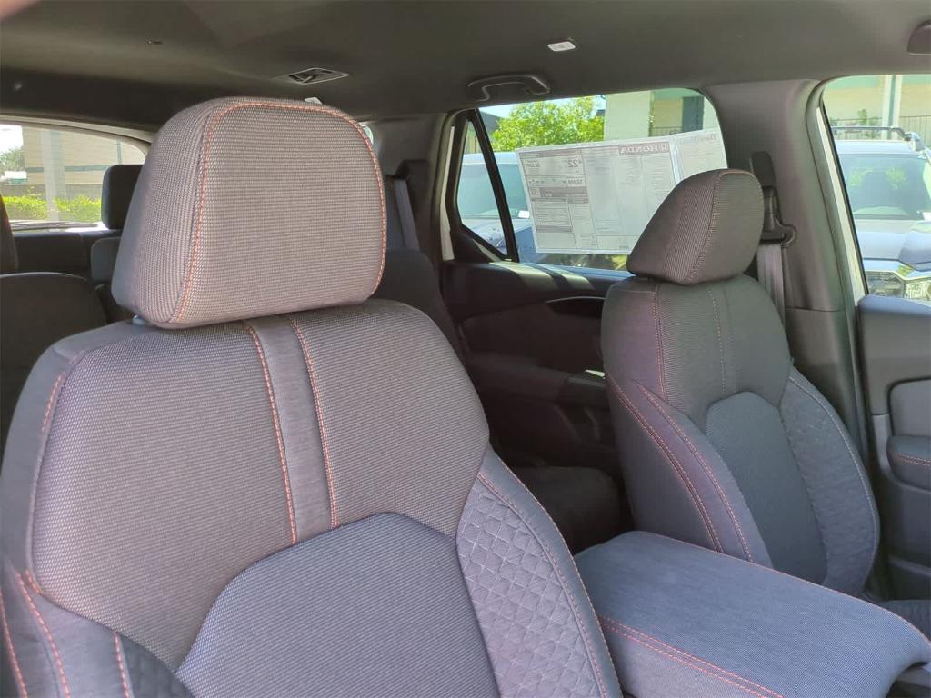 new 2025 Honda Pilot car, priced at $40,421