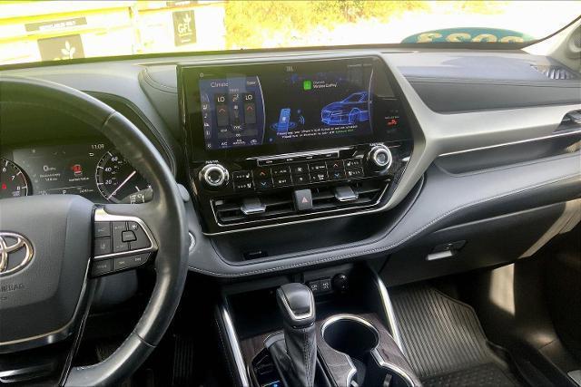 used 2021 Toyota Highlander car, priced at $35,627