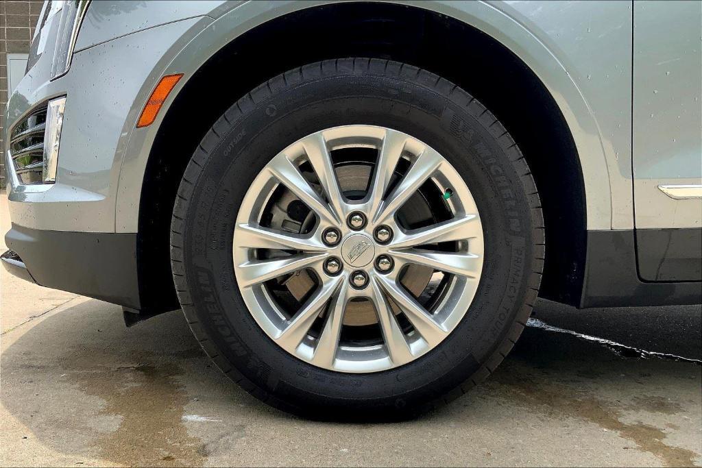 new 2025 Cadillac XT5 car, priced at $38,690