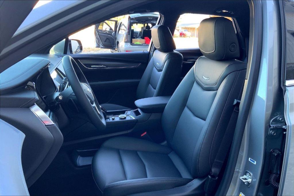 new 2025 Cadillac XT5 car, priced at $38,690