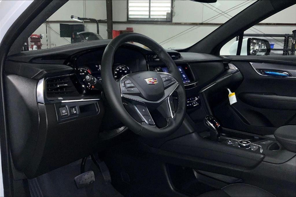 new 2025 Cadillac XT5 car, priced at $44,015