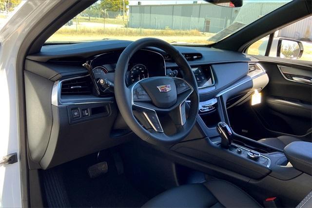 new 2025 Cadillac XT5 car, priced at $45,915