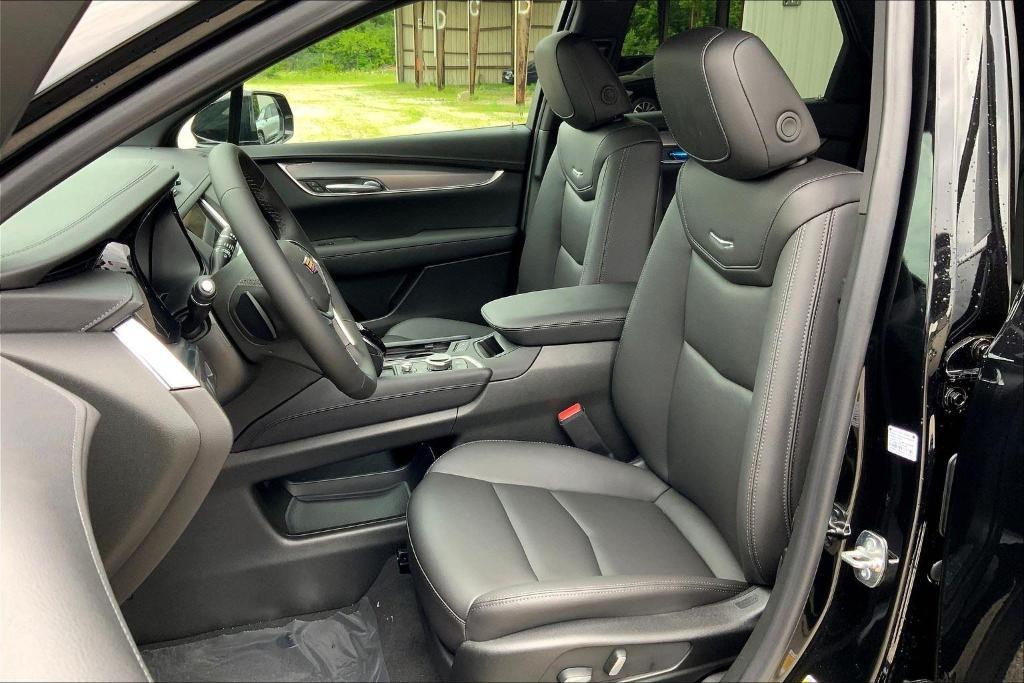 new 2025 Cadillac XT5 car, priced at $45,415