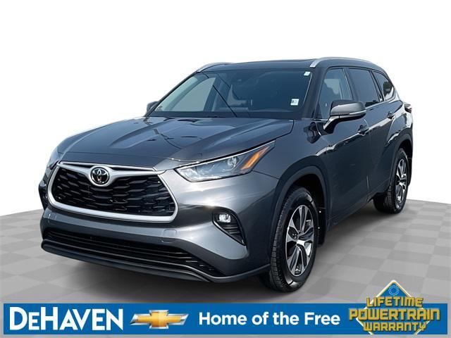 used 2022 Toyota Highlander car, priced at $34,999