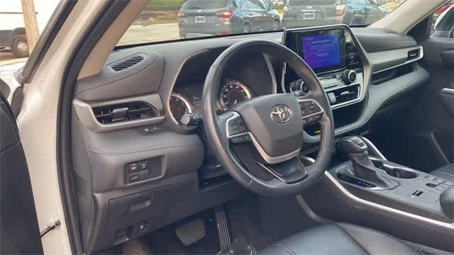 used 2023 Toyota Highlander car, priced at $35,999