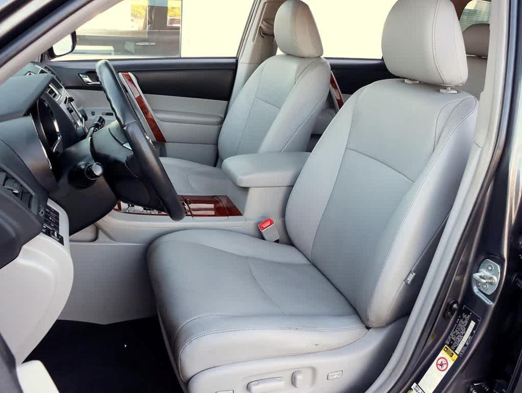 used 2013 Toyota Highlander car, priced at $11,568