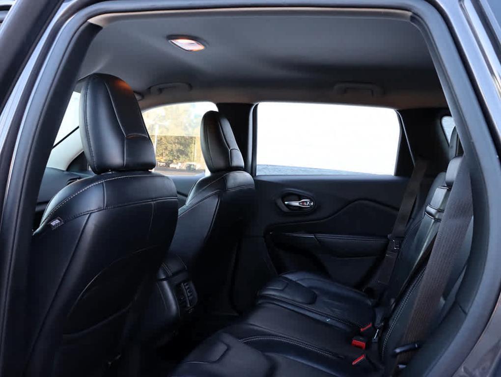 used 2015 Jeep Cherokee car, priced at $5,501