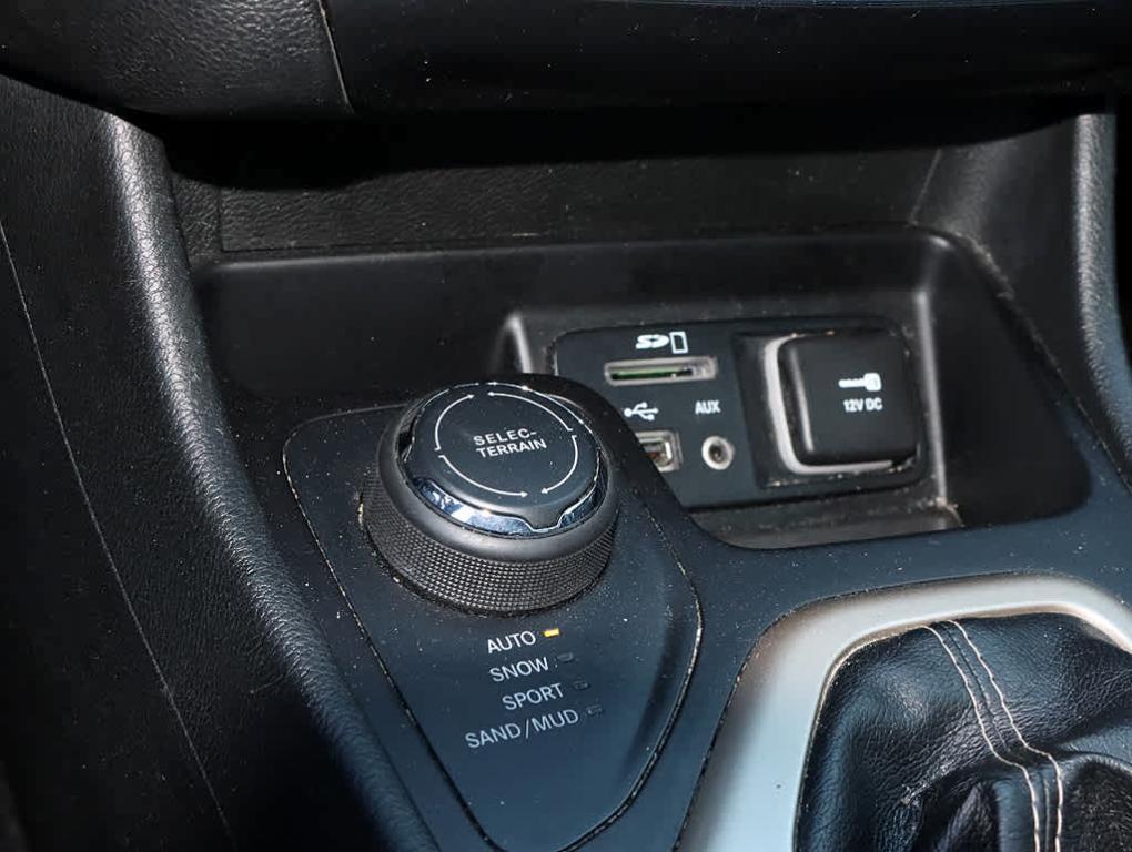 used 2015 Jeep Cherokee car, priced at $5,501