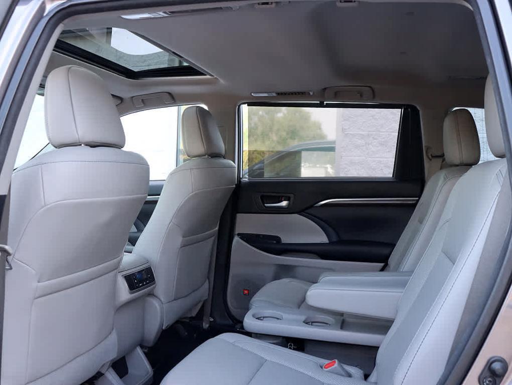 used 2016 Toyota Highlander car, priced at $19,362