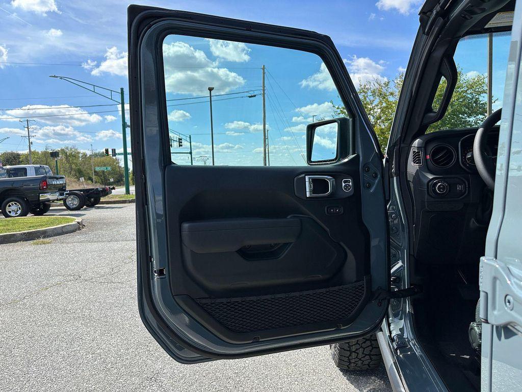 new 2025 Jeep Gladiator car, priced at $48,096