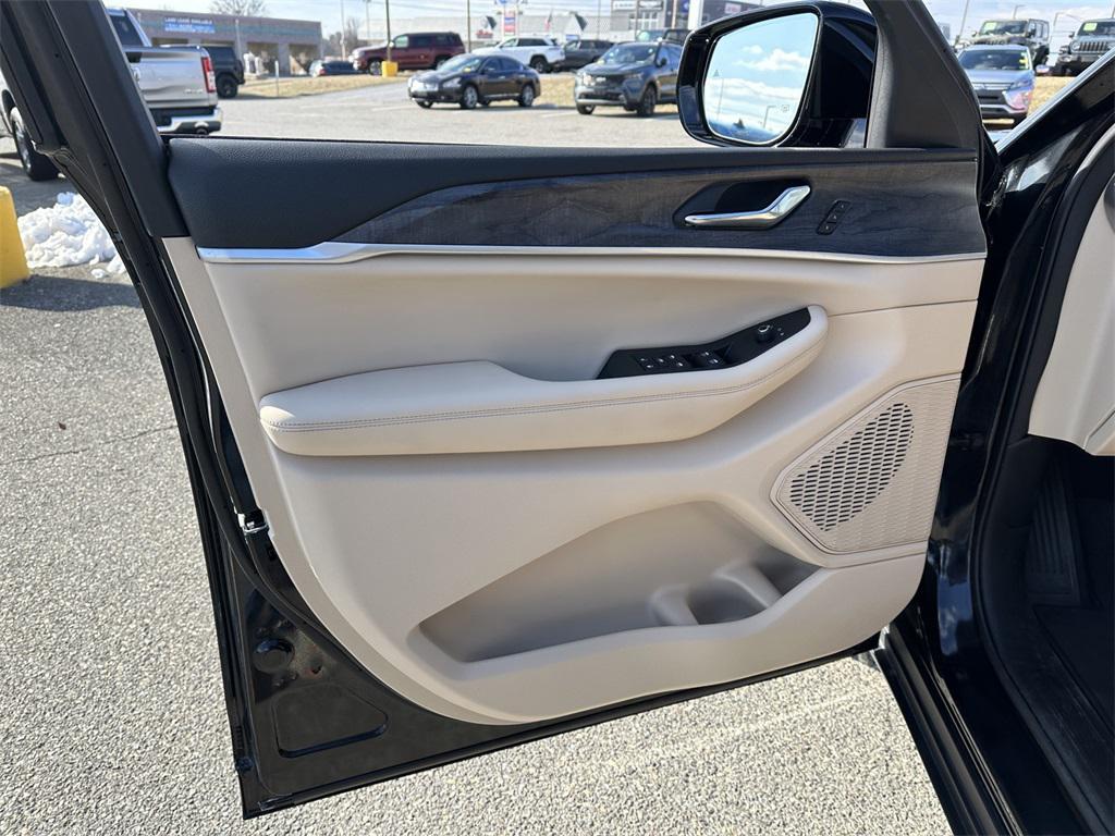 used 2024 Jeep Grand Cherokee car, priced at $39,888