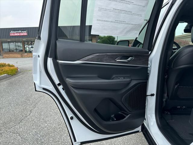 new 2025 Jeep Grand Cherokee car, priced at $45,576